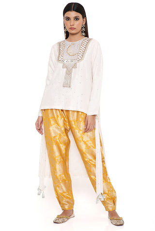 CHAANTARA OFF WHITE ABLA SILK EMBROIDERED HIGH LOW KURTA WITH MUSTARD BROCADE CONSTRUCTED PANTS